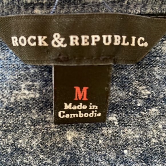 Rock & Republic medium long sleeve tee with grommets and lace-up neck. - Picture 5 of 8